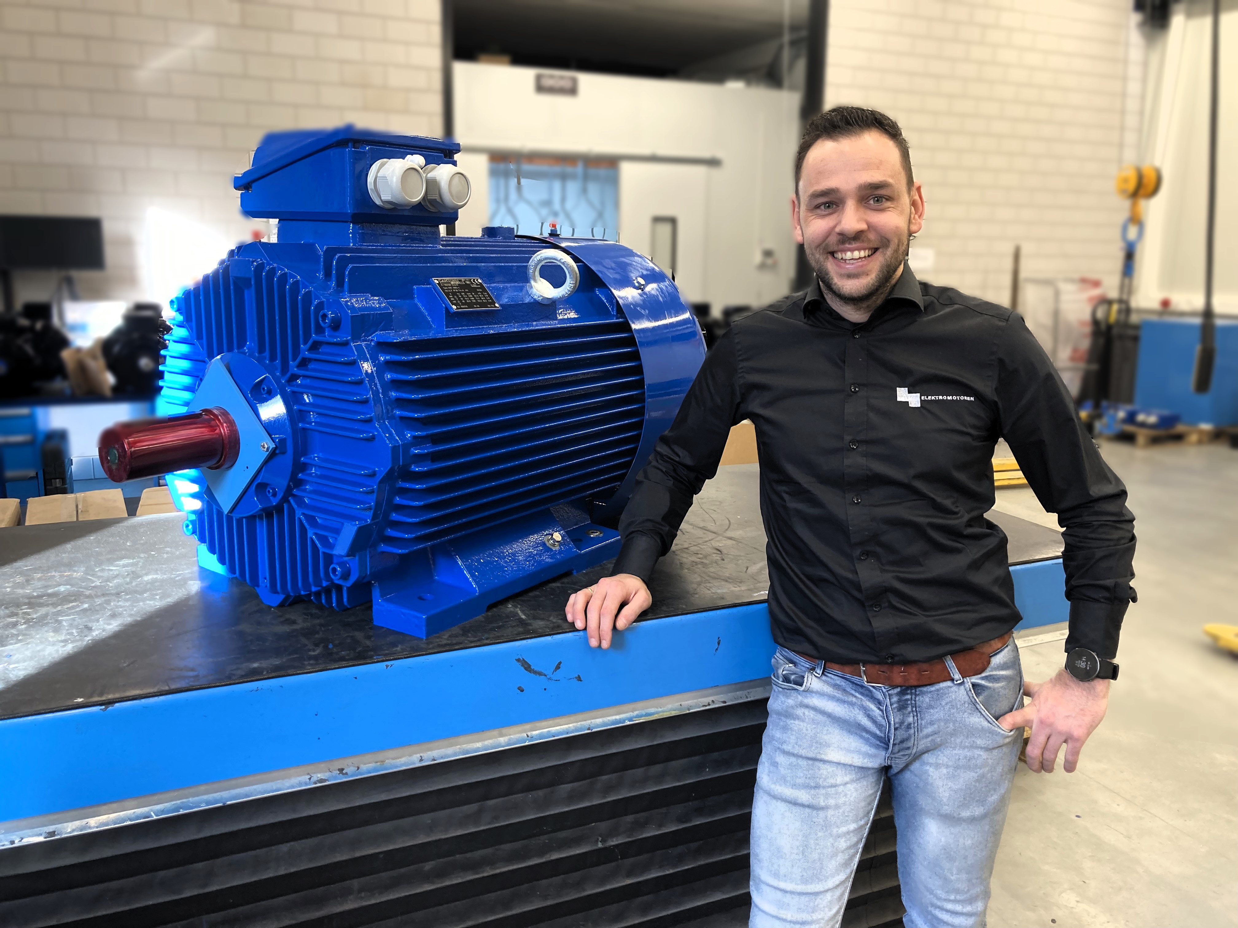 Barry Grevengoed, sales engineer, bij een  duurzame elektromotor van Cantoni in de moderne werkplaats in Harderwijk.